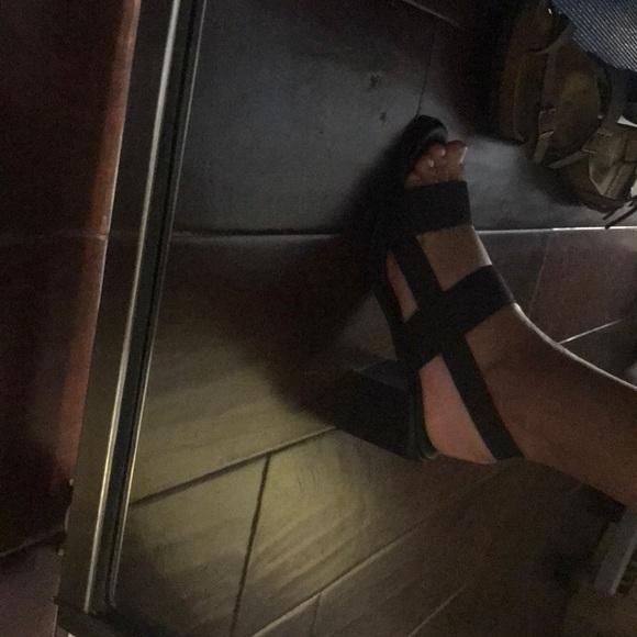 Urban outfitters black strappy heeled sandals - Picture 8 of 8